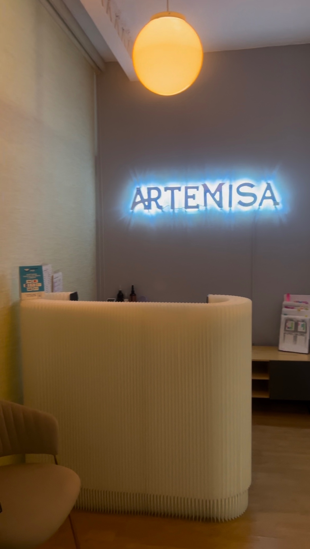 Recepción de Centro Artemisa — letrero luminoso y espacio de bienvenida