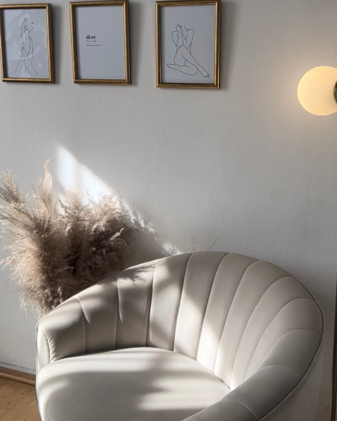 Detalle del espacio Centro Artemisa — sillón con luz natural y decoración cálida